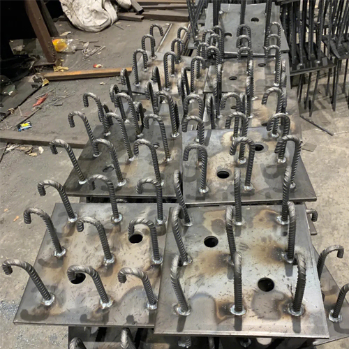 图纸中如何确定百色预埋件的位置？